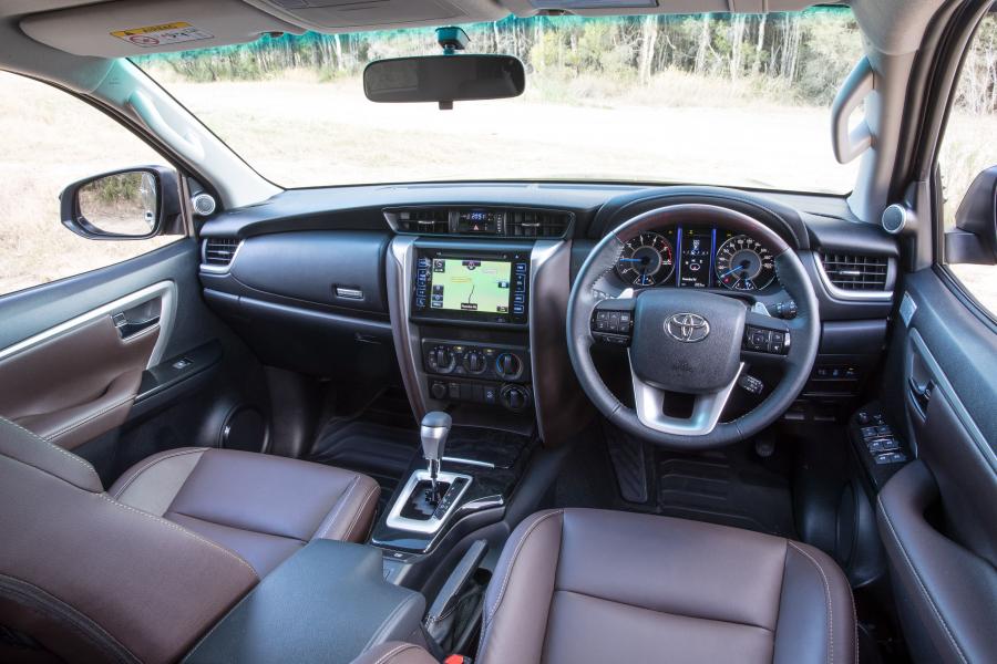 Торпедо Toyota Fortuner GXL (AN160) 2015 года  (AU) (фото 5 из 14)